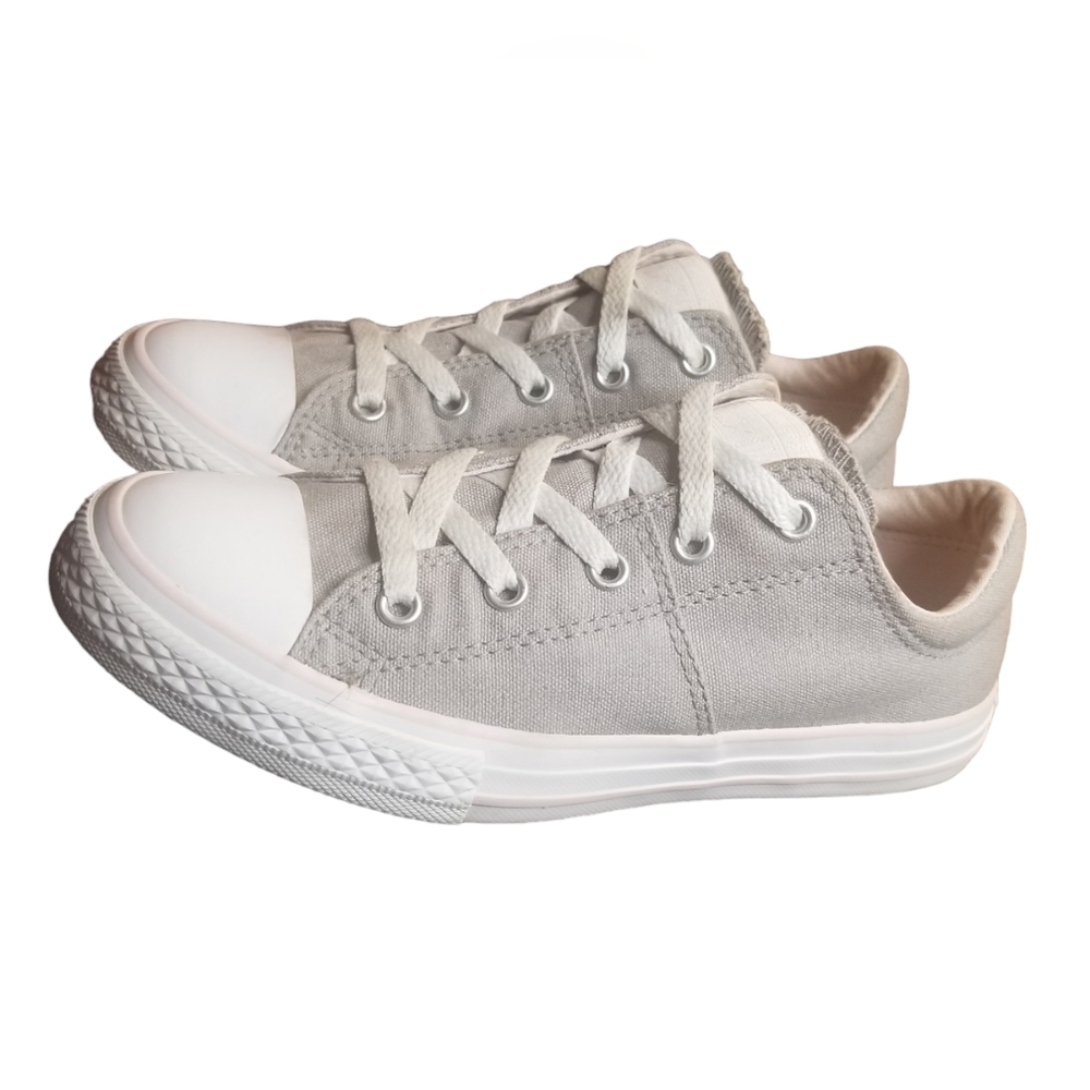 Gray low top converse chuck Taylor's